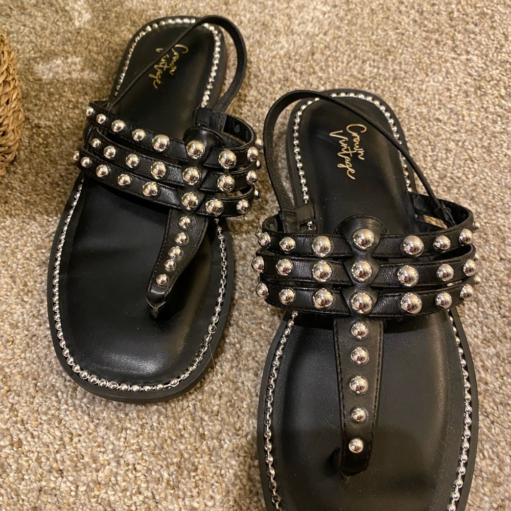 Women’s Crown Vintage black thong sandals. Size 8.